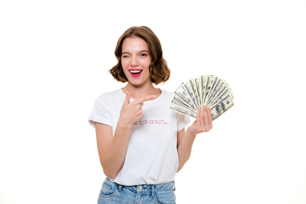 Portret figlarnie dziewczyna trzyma wiązkę pieniędzy banknoty