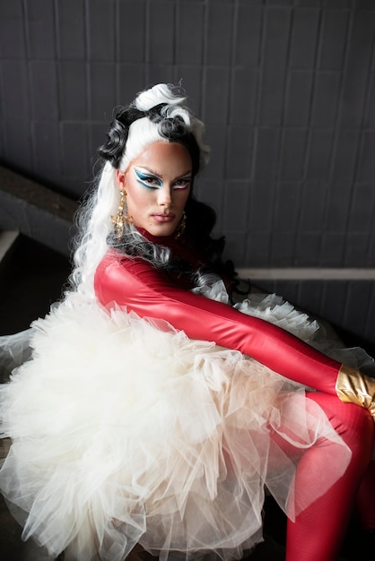 Bezpłatne zdjęcie portret glamour drag queen pozowanie