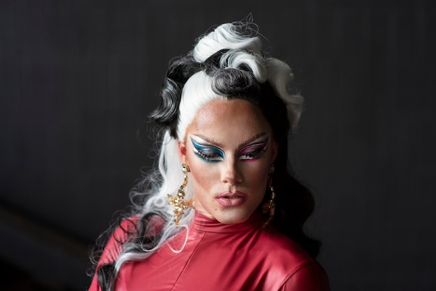 Portret glamour drag queen pozowanie