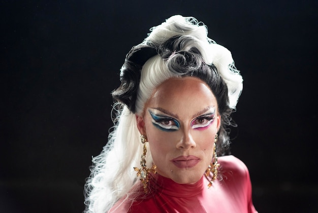 Bezpłatne zdjęcie portret glamour drag queen pozowanie