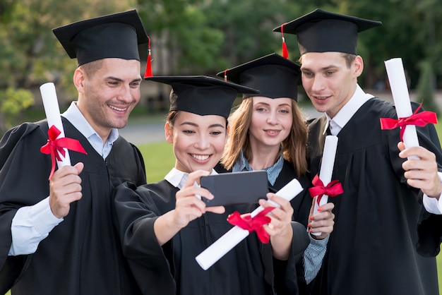 Portret grupy studentów świętujących ukończenie szkoły