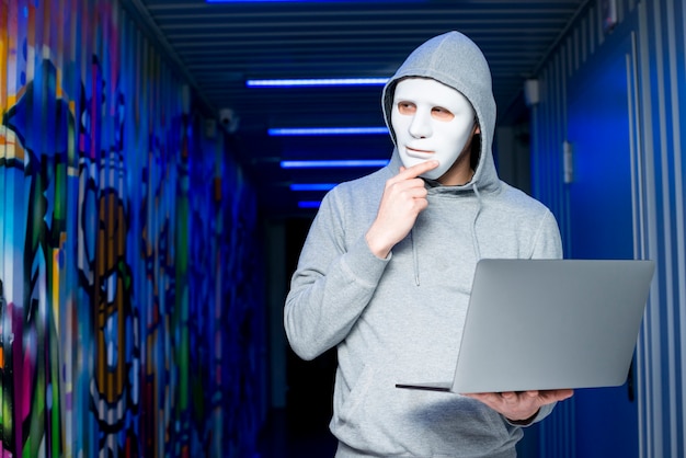 Bezpłatne zdjęcie portret hacker z maską