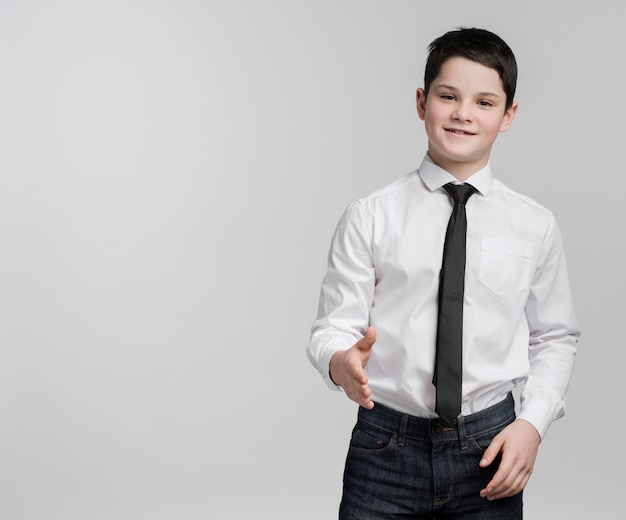 Portret inteligentne młody chłopak trzymając rękę