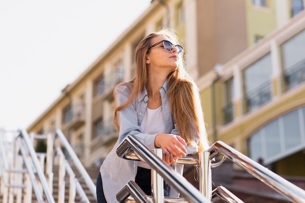 Portret jest ubranym okulary przeciwsłonecznych blondynki kobieta