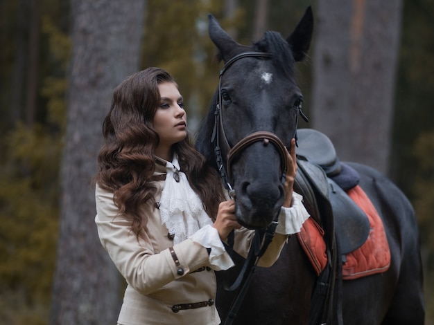 Portret jeźdźca w garniturze retro i jej czarnego konia