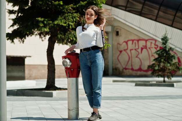 Portret kaukaskiej yong dziewczyny w pobliżu hydrantu przeciwpożarowego