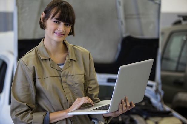 Portret kobiet mechanik za pomocą laptopa