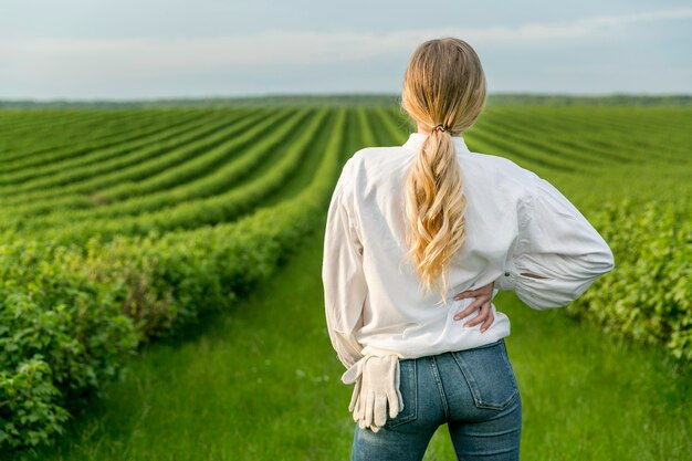 Portret kobieta przy ziemią uprawną