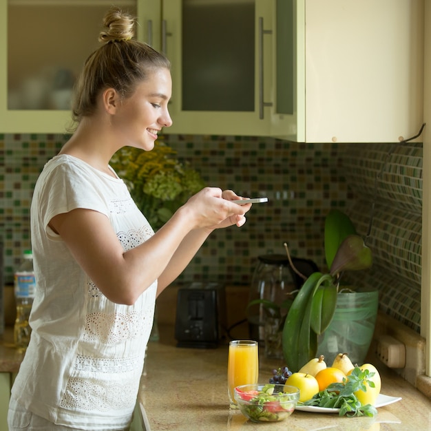 Bezpłatne zdjęcie portret kobiety atrakcyjne foodstagramming