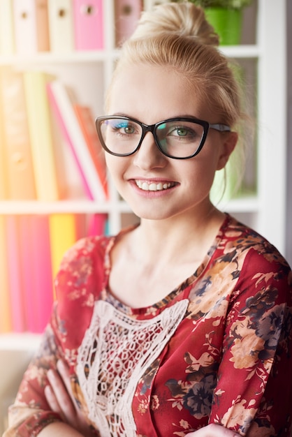 Bezpłatne zdjęcie portret kobiety blondynka w okularach