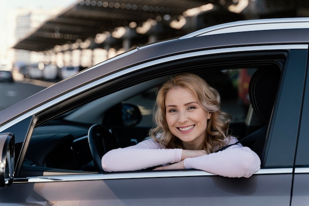 Portret kobiety blondynka w samochodzie