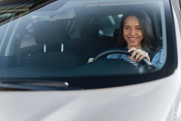 Bezpłatne zdjęcie portret kobiety brunetka w swoim samochodzie