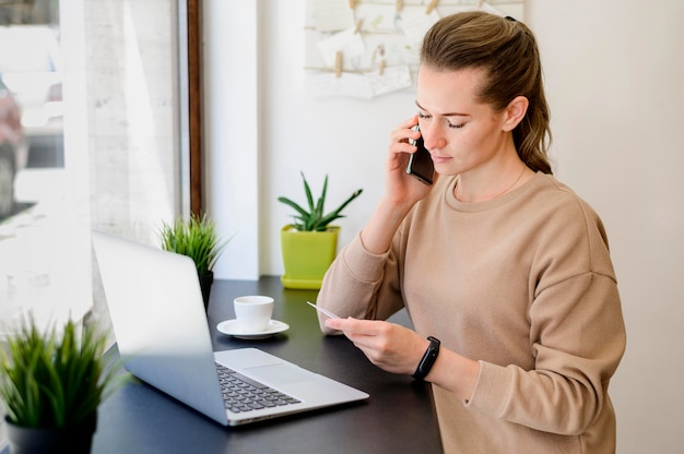 Portret kobiety daje kredytowej karcie szczegółom na telefonie kobieta