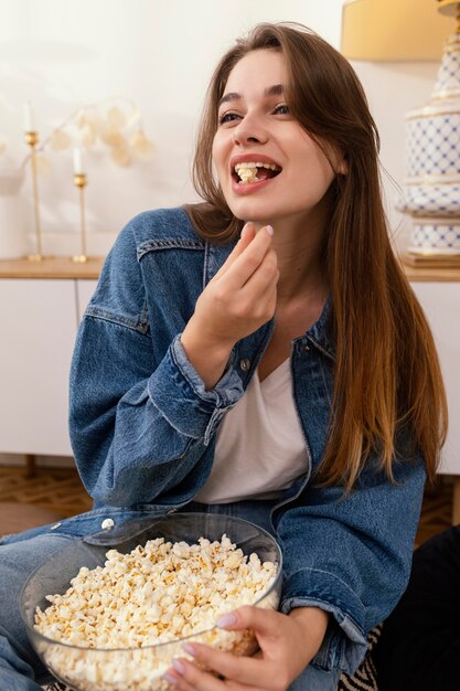 Portret kobiety jedzenie popcornu