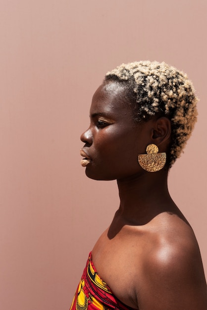 Portret kobiety na zewnątrz w afrykańskim stroju i modzie