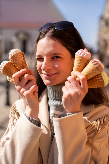 Portret Kobiety Na Zewnątrz Z Rożkami Lodów