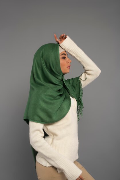 Portret kobiety noszącej hidżab na białym tle