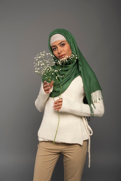Portret kobiety noszącej hidżab na białym tle