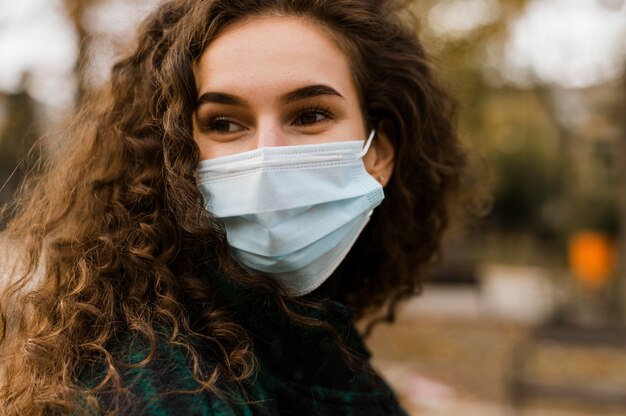Portret kobiety noszenie maski medycznej