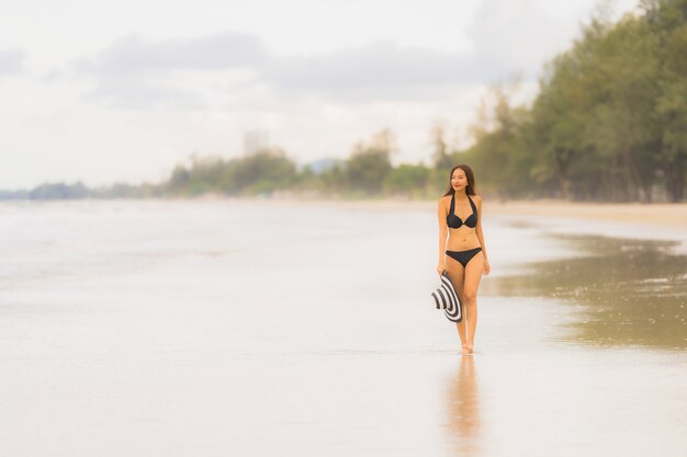 Portret kobiety odzieży piękny młody azjatykci bikini na plażowym dennym oceanie