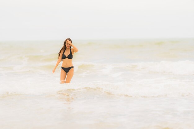 Portret kobiety odzieży piękny młody azjatykci bikini na plażowym dennym oceanie