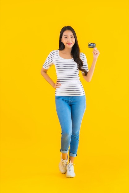 Portret kobiety pięknego młodego azjatykciego przedstawienia kredytowa karta