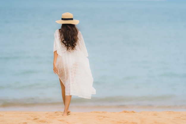 Portret Kobiety Piękny Młody Azjatykci Uśmiech Szczęśliwy Relaksuje Na Plażowym Dennym Oceanie