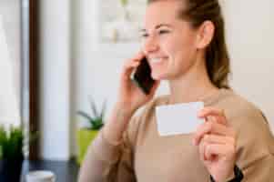 Bezpłatne zdjęcie portret kobiety posiadania karty kredytowej