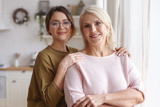 Bezpłatne zdjęcie portret kobiety pozują w domu