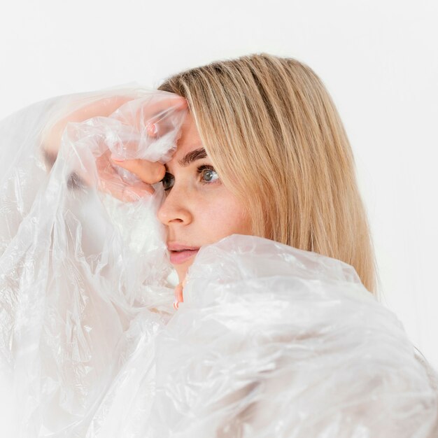 Portret kobiety pozującej z folii plastikowej