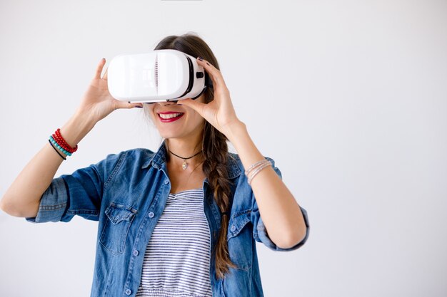 portret kobiety przeżywa okulary VR