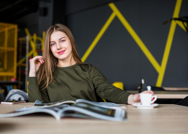 Bezpłatne zdjęcie portret kobiety przy biurku