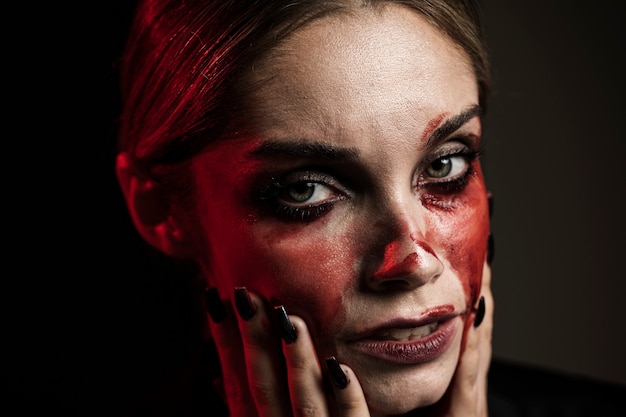 Portret kobiety sobie fałszywy makijaż krwi