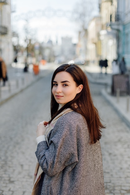 Bezpłatne zdjęcie portret kobiety spaceru na ulicy