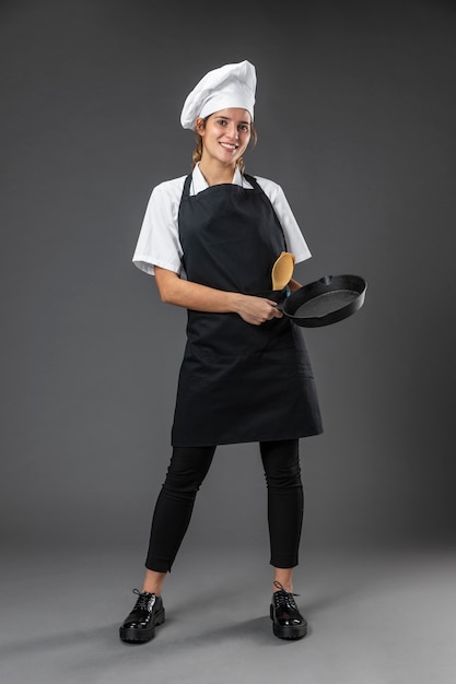 Bezpłatne zdjęcie portret kobiety szefa kuchni z patelni