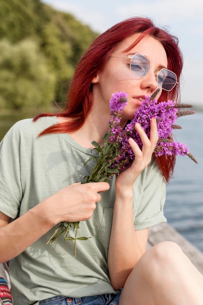 Bezpłatne zdjęcie portret kobiety trzymającej lawendę