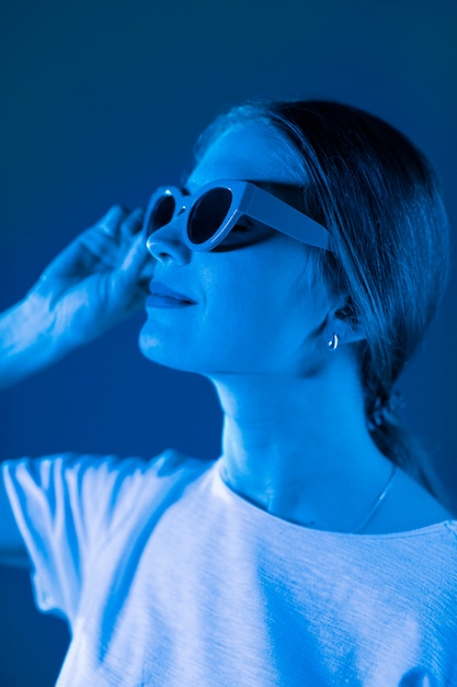 Portret kobiety z efektami wizualnymi niebieskiego światła