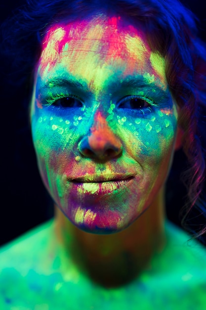 Bezpłatne zdjęcie portret kobiety z fluorescencyjnym makijażem
