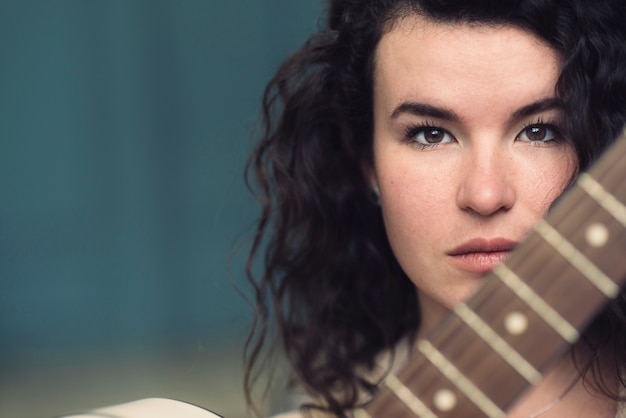 Bezpłatne zdjęcie portret kobiety z gitarą