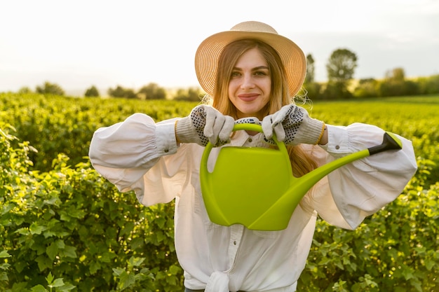 Bezpłatne zdjęcie portret kobiety z konewka