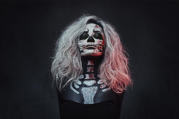 Portret kobiety z makijażem czaszki