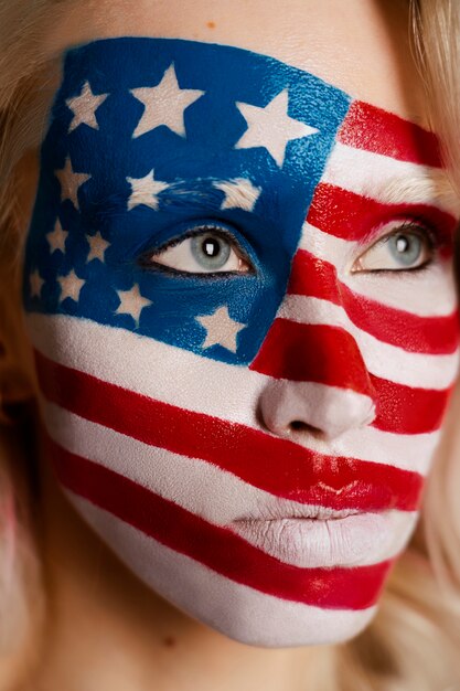 Portret kobiety z makijażem flagi usa na twarzy