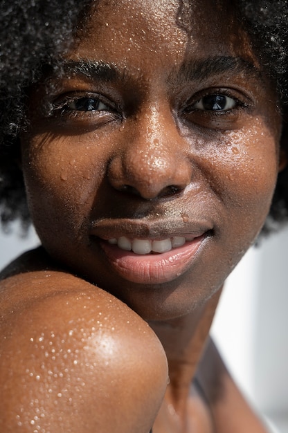Bezpłatne zdjęcie portret kobiety z nawilżoną skórą