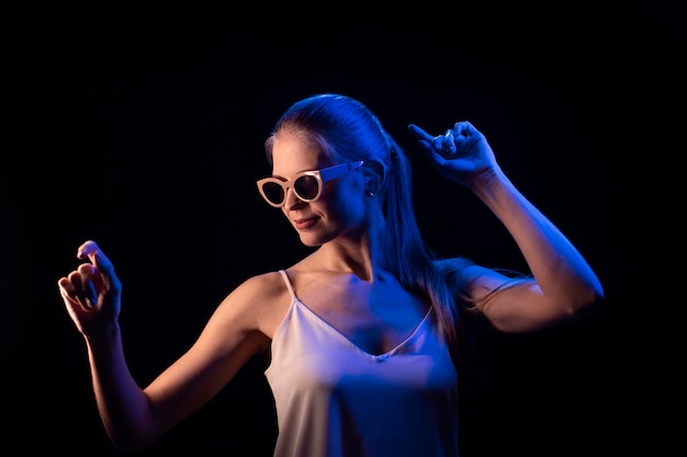 Portret kobiety z niebieskimi światłami efekty wizualne