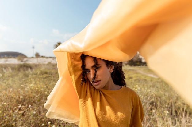 Bezpłatne zdjęcie portret kobiety z tkaniny w polach