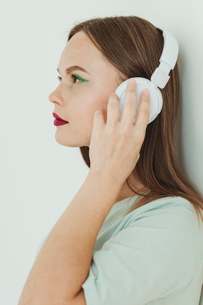 Bezpłatne zdjęcie portret kobiety ze słuchawkami
