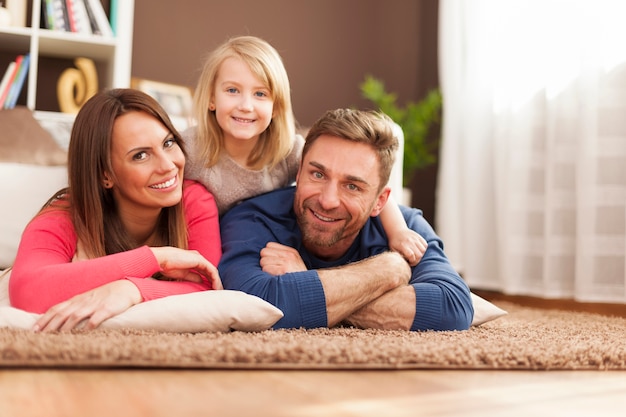Portret kochającej rodziny na dywanie