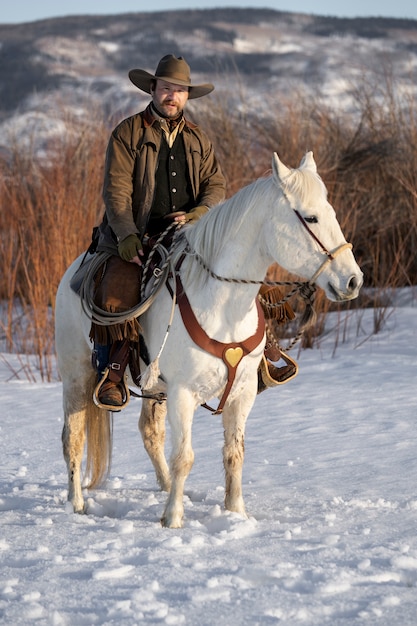 Portret kowboja na koniu