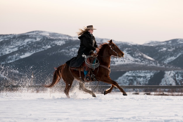 Bezpłatne zdjęcie portret kowbojki na koniu