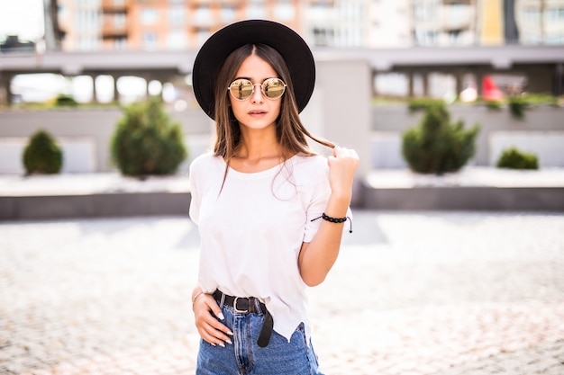 Portret ładna dziewczyna w okularach przeciwsłonecznych i kapeluszowych ioutdoors